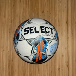 Select Football Size 4 - This ball is used but in excellent condition. It has excellent curve and good for training and improving.