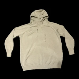 Merinoull Hoodie - Säljer en beige merinoull hoodie med huva. Tröjan har långa ärmar och ribbade muddar vid ärmslut och nederkant. Perfekt för en avslappnad och stilren look.