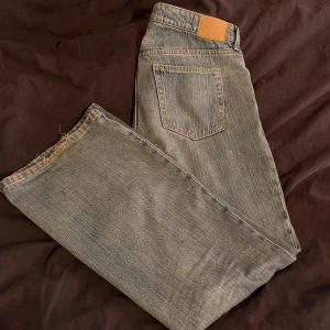 Bootcut jeans från Weekday - Säljer ett par klassiska blå bootcut jeans från Weekday, modell Nova Low Slim Bootcut Jeans. Jeansen har låg midja, fem fickor och utsvängda ben. Perfekta för dig som gillar en retro vibe och vill ha ett par jeans med snygg passform. Lite slitage längst ner på benen, men annars fint skick. Jättefina jeans!💞