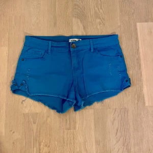 Lågmidjade blåa shorts  - Så fina lågmidjade blåa shorts. Midjemått 36 cm längd 23 cm. Köp via köp nu❤️