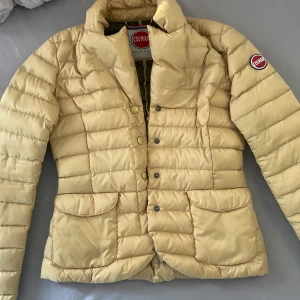Beige pufferjacka från Colmar - Säljer en beige pufferjacka från Colmar med quiltad design och tryckknappar framtill. Jackan har två stora fickor och lång ärm. Perfekt för kyligare dagar och har en klassisk Colmar-logga på ärmen. Den har lite missfärgningar men absolut inget som syns tydligt. Skriv vid fler frågor eller bilder💗 pris kan diskuteras