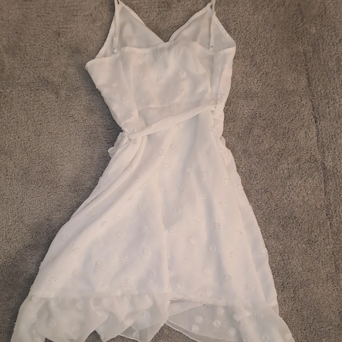 Vit omlottklänning med volang och knytband - 1