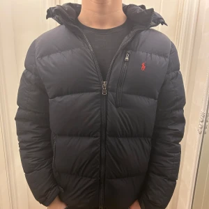 Polo Ralph lauren jacka  - Säljer min Ralph Lauren jacka i strl M, använd men i bra skick, litet hål lagat på sista bild! 