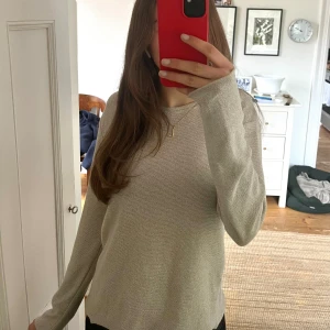 Stickad tröja - Stickad tröja med lite glitter i från zara! Storlek S. Knappt använd. Skriv för fler bilder💕