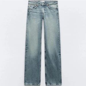Ljusblå raka lågmidjade jeans från Zara - Säljer ett par ljusblå jeans från Zara som e lågmidjade. Perfekta till vardags och enkla att matcha med olika stilar.