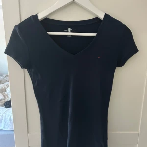 V ringad Tommy hilfiger T-shirt   - Finatickad ribbad T-shirt, tjockare material och intr vanlig tunn T-shirt material. Jätte mjuk och bekväm. Den är i storlek XXS men passar mer Xs, passar även mig som vanligtvis är S. 💕💕