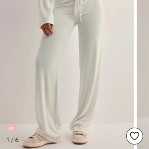 Nelly my chill pants - Storlek M, nya med prislappen kvar. Nypris 350kr