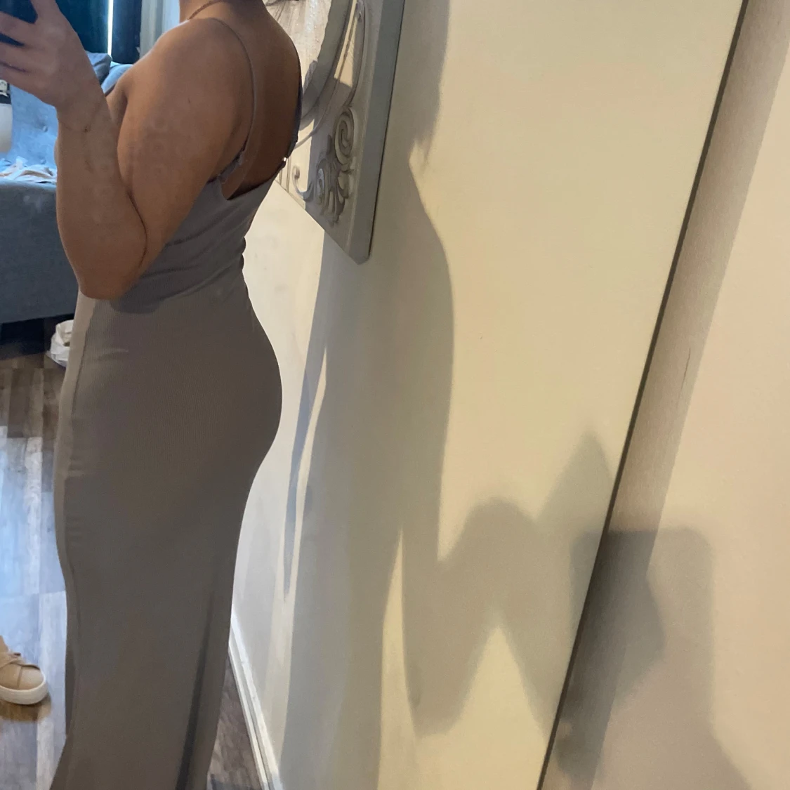 Ljusgrå långklänning med smala axelband - 1