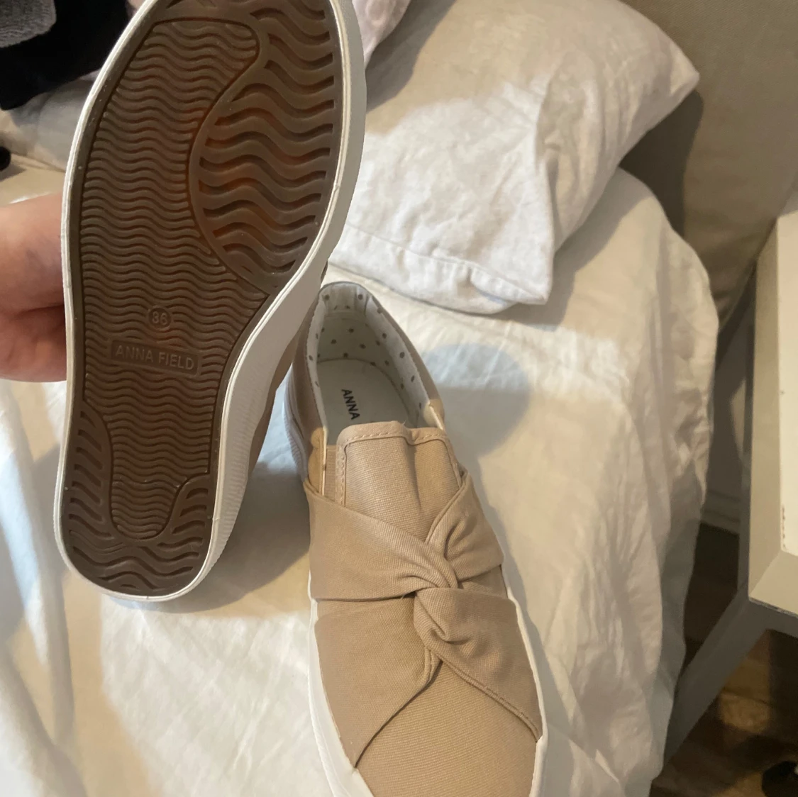 Beige slip-on sneakers med knutdetalj - 1