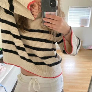 Beige stickad tröja från Zara - Säljer en beige stickad tröja från Zara🥰🥰super mysig och bara används ett fåtal gånger.