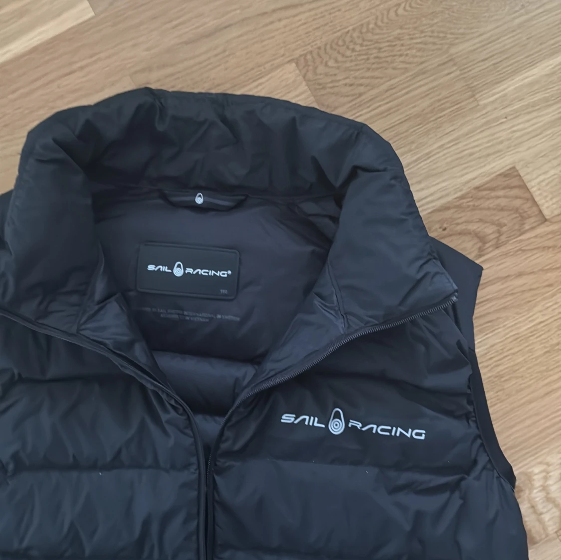 Svart dunväst från Sail Racing - 1