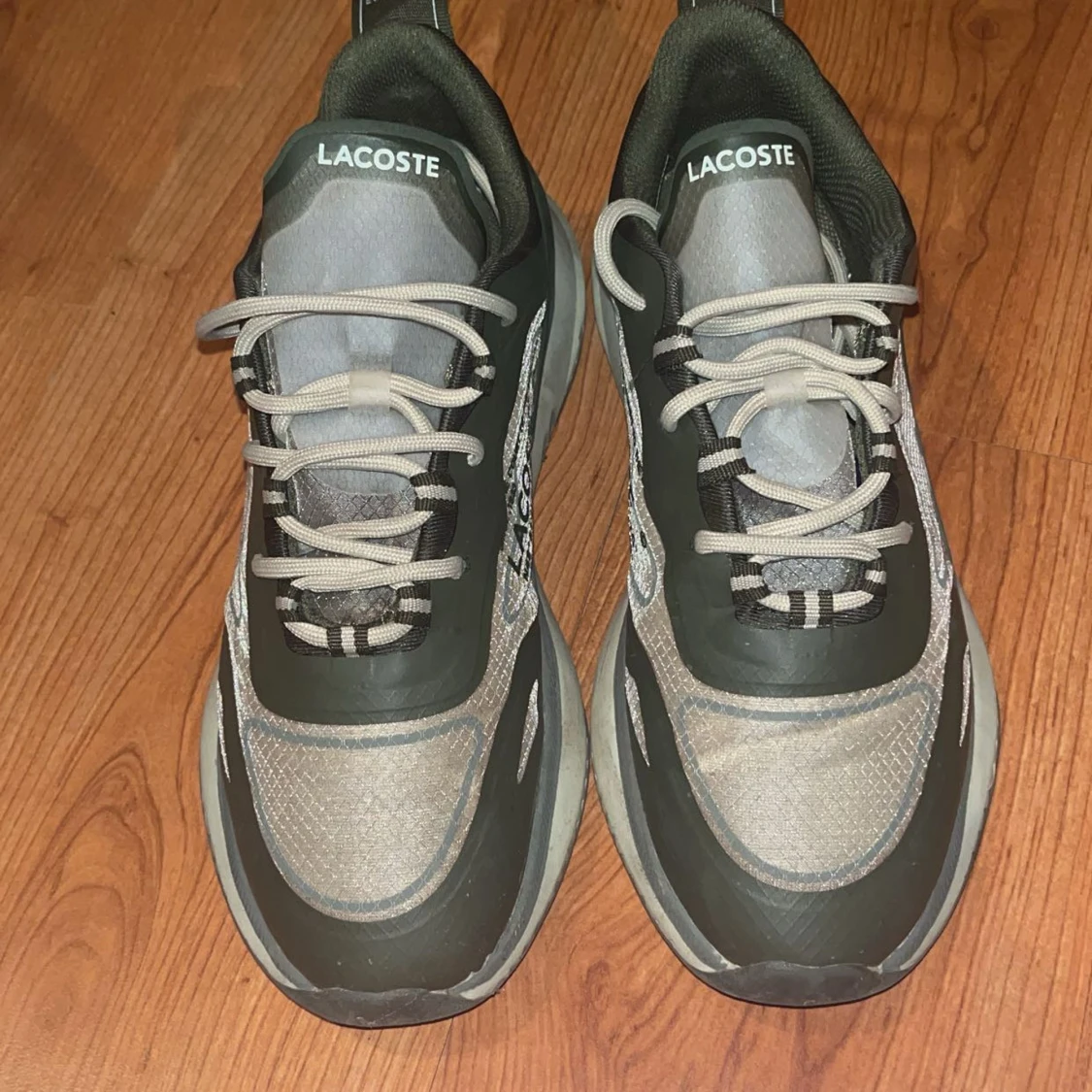 Gröna och beige sneakers från Lacoste