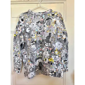 Färgglad långärmad tröja med tecknat mönster - Sjuk tröja från Monki som funnits i min garderob i flera år, trots det knappt använd!