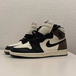 Nike Air Jordan 1 High Mocha - Rensar ut lite skor för bra pris. Gott skick, använda fåtal gånger. Köptes utan orginallådan så har ej den.
