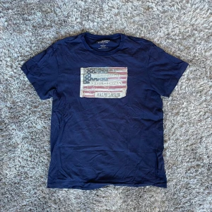 Ralph Lauren Denim & Supply Tshirt - Säljer nu denna eftertraktade Ralph Lauren Denim & Supply Tshirten | Fint skick med få tecken av användning | Strl:  M | Hör av dig vid minsta fundering :)