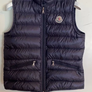 Svart dunväst från Moncler - Snygg marinblå dunväst från Moncler, säljer för att den ej passar längre. Hör av er vid intresse bara seriösa köpare.😊