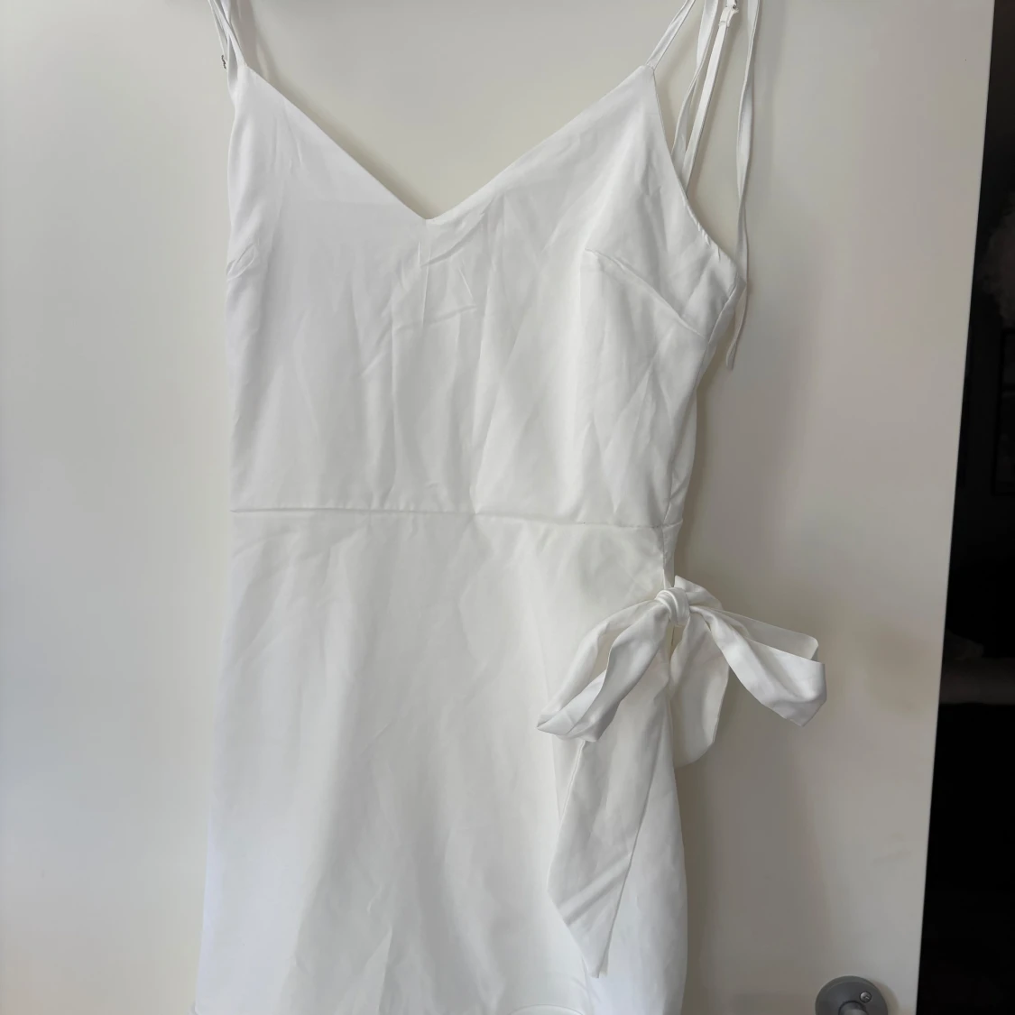 Vit omlottklänning med knytband