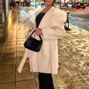 Beige kappa från furstockholm med pälsluva och bälte. - Säljer en elegant beige kappa med pälsluva och bälte i midjan. Jackan har långa ärmar och en klassisk, rak passform. Perfekt för kyliga dagar när du vill känna dig både snygg och varm. Nypris 1900kr.