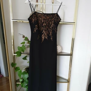 Festklänning  - Mer information och bilder på Vinted
