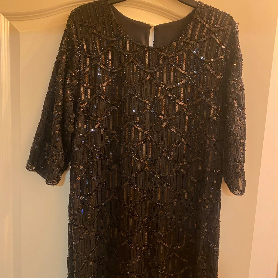 Svart paljettklänning med mönster