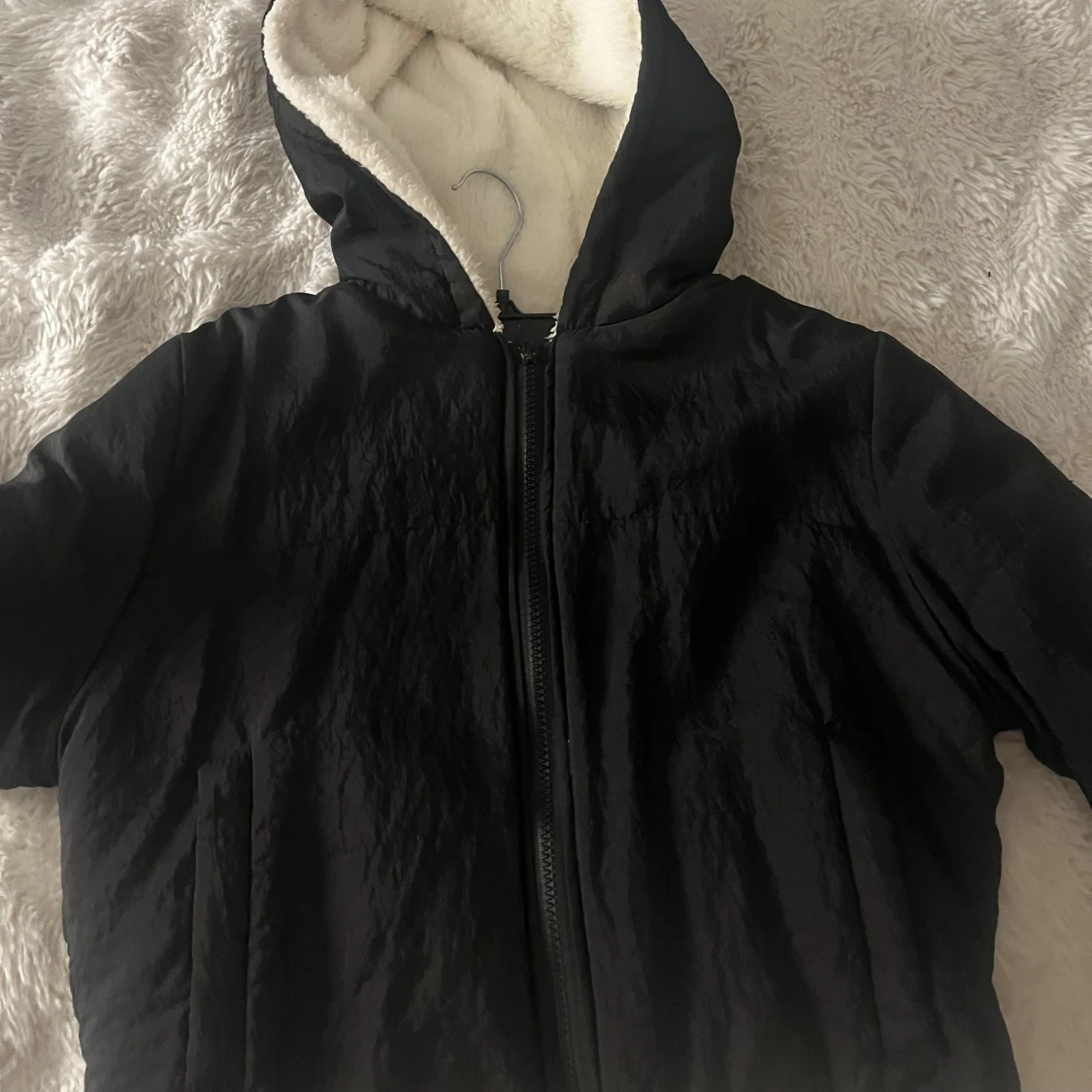 Svart pufferjacka med fuskpälsfoder