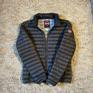 Svart dunjacka från Colmar - Säljer en svart dunjacka från Colmar Originals. Jackan har quiltad design, dragkedja framtill och Colmar-logga på ärmen. Lätt och smidig modell som passar perfekt till kyligare dagar. Använd ca 2 gånger så är i nytt skick. Jackan ör storlek 48, men mått kan såklart skickas vid erfarenhet. Postas antigen samma dag som köp eller dagen därpå🙌💯
