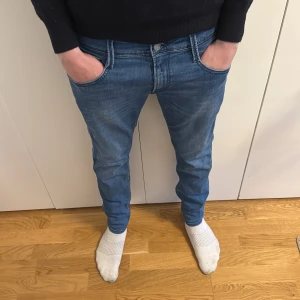 Blå jeansbyxor från Replay - Tja, säljer ett par replay anbass i gott skick! Riktigt snygga nu till både våren och sommaren. Hör av dig vid frågor! 