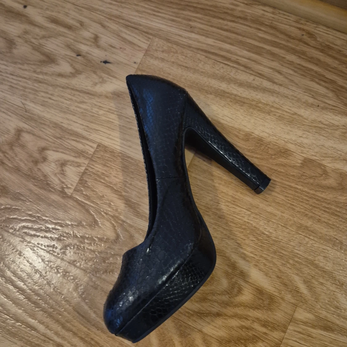 Svarta pumps med ormskinnsmönster - 1