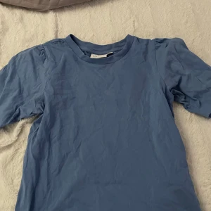 Blå tröja med puffärmar - En t-shirt med puffärmar från kappahl