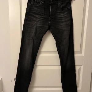 Jack & Jones jeans  - Snygga svarta Jack & Jones jeans i storlek 31/32. Bra skick🙌