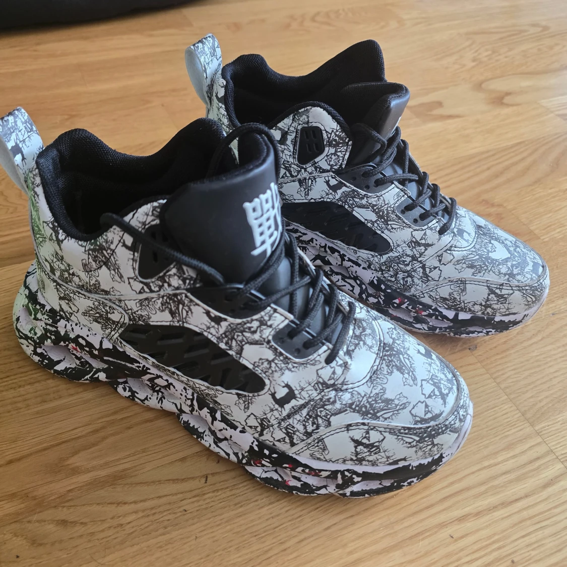 Svartvita sneakers med grafiskt mönster - 1