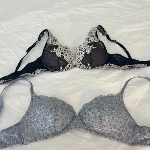 Två bh-toppar i spets från intimissimi - Säljer två bh-toppar, en mörkblå med vit spetsdetalj och en ljus blå med vitt mönster. Man kan köpa de var för sig eller ihop. Köper man båda kanske jag kan ge ett bättre pris. ❗️OBS❗️Kan tyvärr inte se extra storlekarna för har klippt bort lapparna och storlekarna pendlar för mig alltid på intimissmi bland olika Bh:ar❗️För referens jag har jag 75C👙🩷Kom med prisförslag för en bh eller båda! 