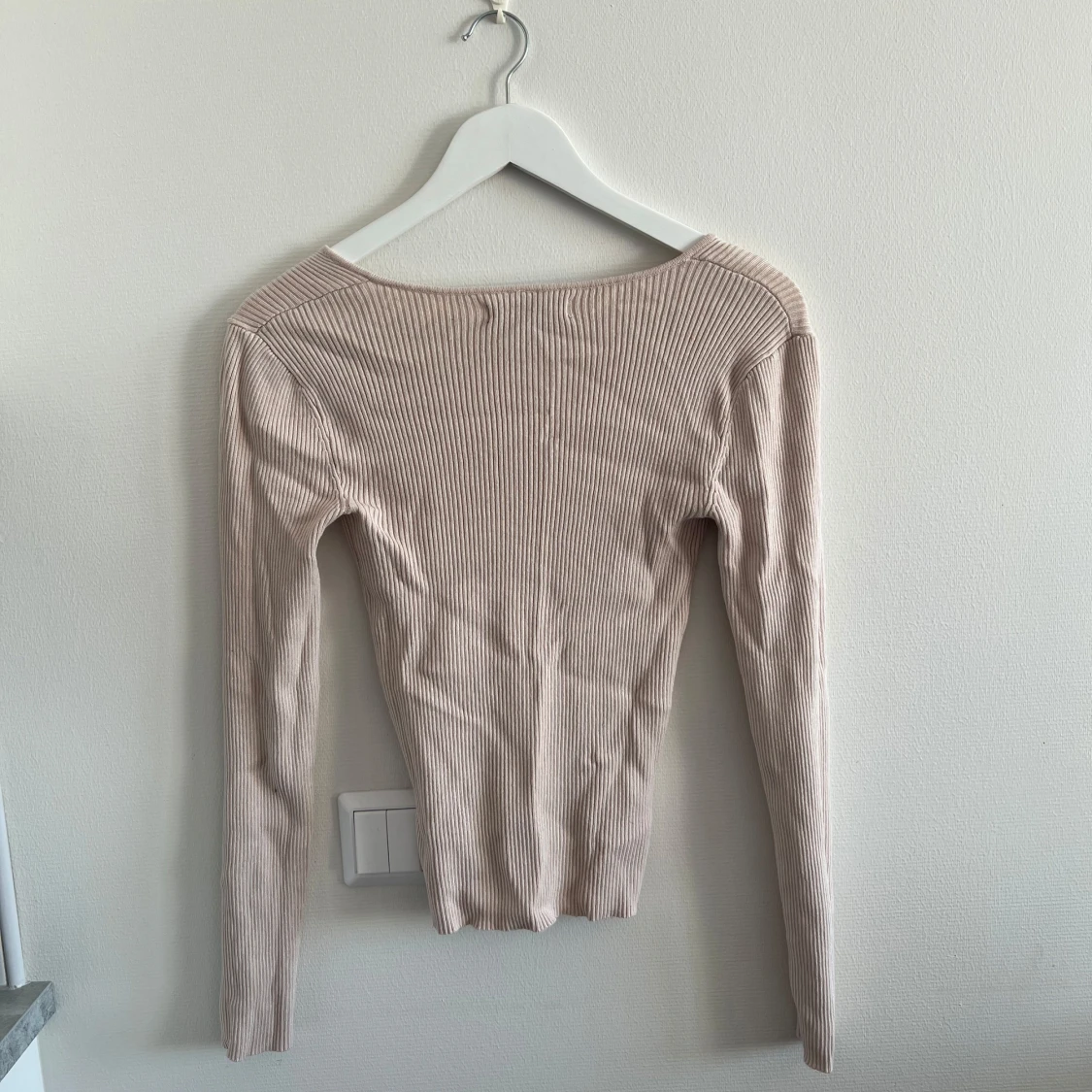 Beige ribbad v-ringad tröja - 1