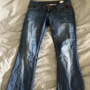 Blå bootcut jeans från True Religion - Säljer ett par jeans från taily weill med bootcut passform. Väldigt lowaist säljer för att dem inte passar mig
