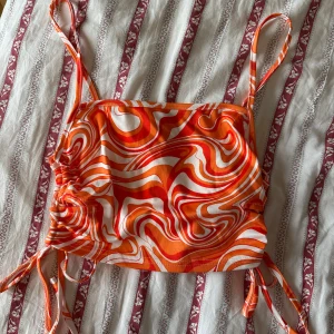 Croptop - Croptop med supersnygg snörningsdetalj i sidan. Storlek M. Helt oanvänd.