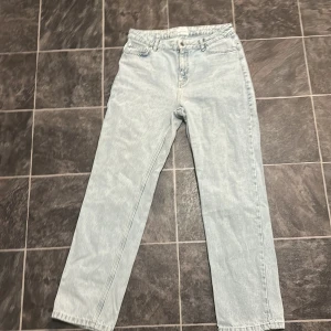 Ljusblå jeans från Grunt - Säljer ett par ljusblå raka jeans från Grunt. Klassisk femficksmodell med normal passform och midja. Jeansen har en enkel design utan slitningar eller dekorationer, perfekta till vardags. Storlek w30.
