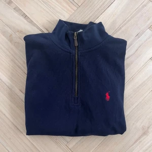 Polo Ralph Lauren Quarter Zip - Säljer en marinblå quarter zip från Polo Ralph Lauren i Storlek M. 🤝Säljer pga att den inte kommer till användning. Bara att höra av dig vid minska fundering!☺️
