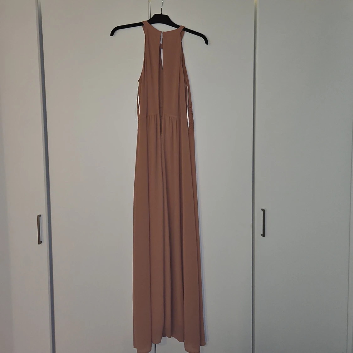 Beige / gammelrosa långklänning med spetsdetaljer - 1