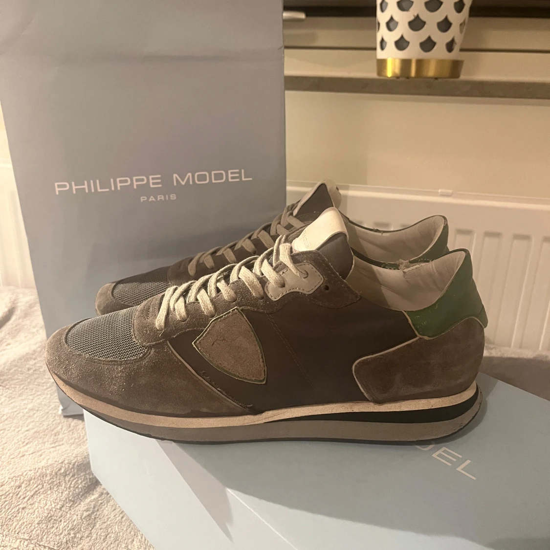 Philippe Model sneakers i grå mocka - 1