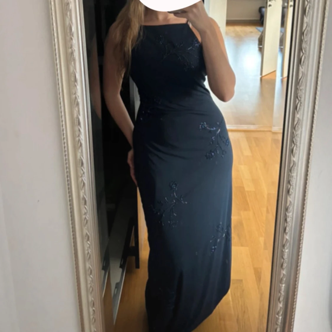 Mörkblå långklänning med broderade detaljer - 2