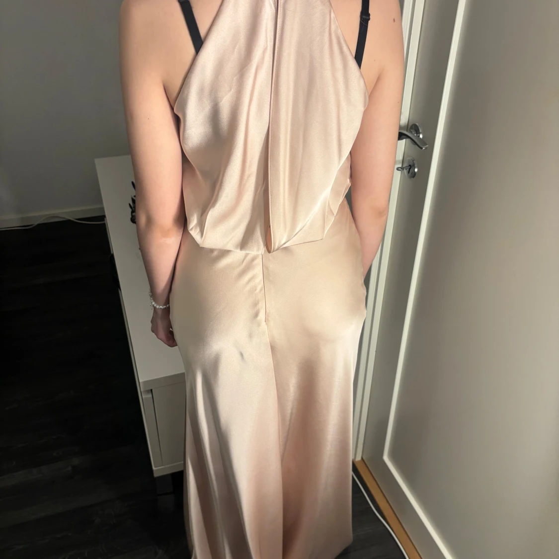 Champagnefärgad långklänning från ASOS Edition - 2