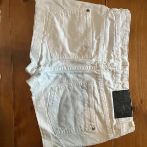 Lågmidjade vita jeansshorts  - Najs vita lowwaist shorts som tyvär är för små för mig. Om du vill ha fler bilder kan du skriva privat.