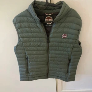 Grön Colmar väst - Säljer denna snygga colmar väst. Storlek 46 så typ M eller s. knappt använd, priset går att diskutera!