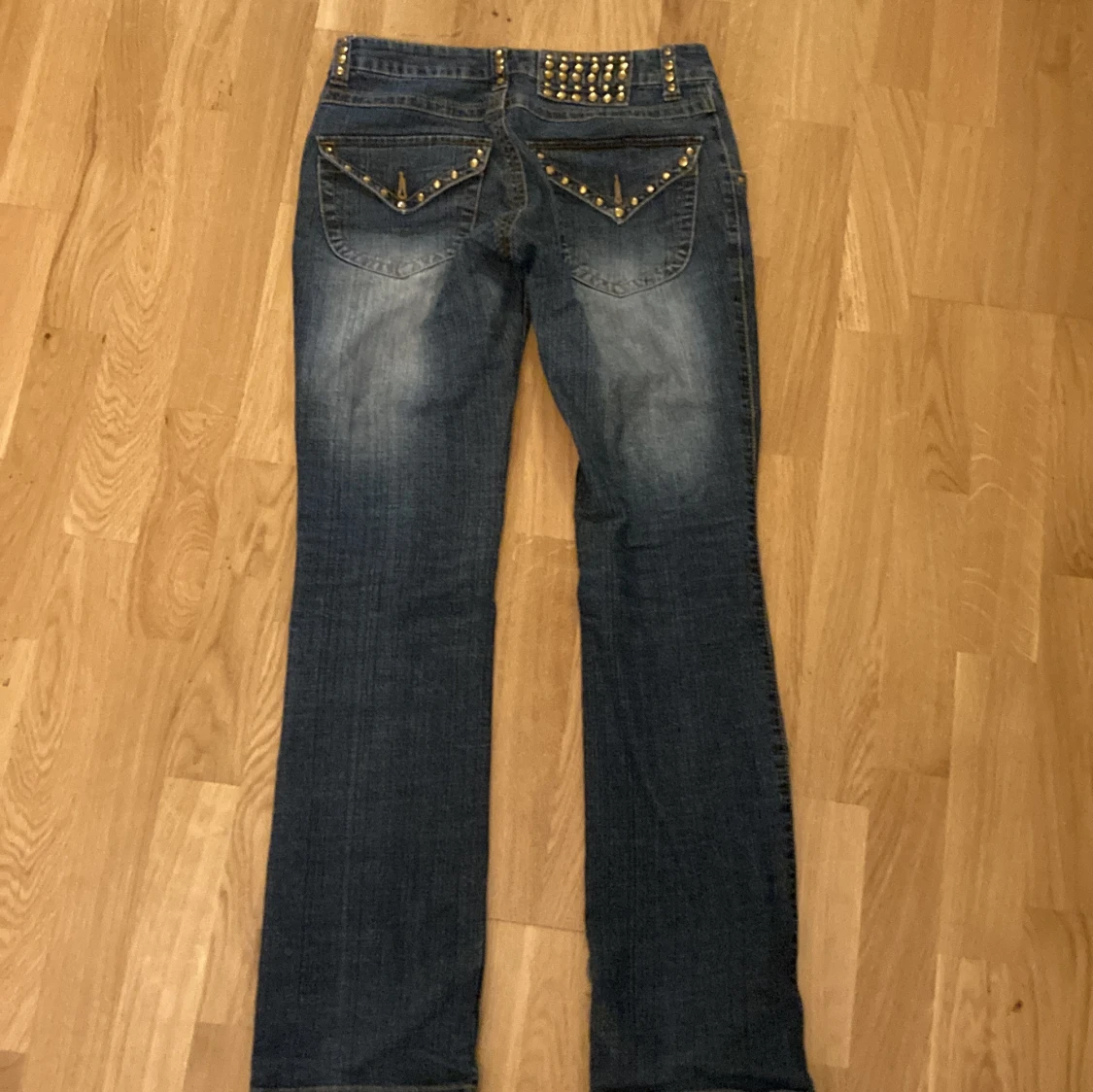 Blå low waisted jeans med nitar från Brooker - 1