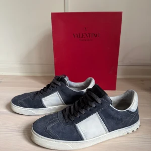 Valentino Flycrew - Säljer schyssta flycrews i färgen Navy blue. Alla nitar är på plats. Strl 42 men passar 43. Byten kan vara intressant. Pris ej hugget i sten!