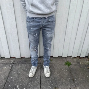 Dondup George jeans  -  Dondup jeans - Modell: George - Storlek: 32 - skick: 9/10(modellen är distressed från fabrik) - Nypris runt 3000kr
