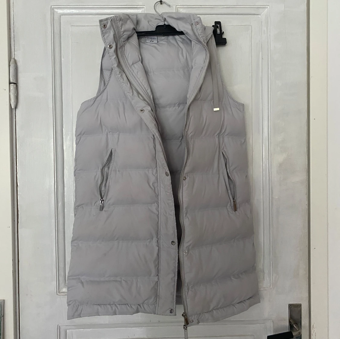 Ljusgrå dunväst från Stories