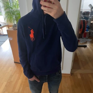 Ralph Lauren Hoodie Big Pony - Säljer en sjukt fet hoodie från Ralph Lauren. Tröjan har en big Pony och är unik samt svår o få tag på. Den är i strl M men passar även strl S. Hoodien är u bra skick och hör gärna av er vid frågor elller funderingar!!
