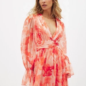 SÖKER!!!🧡🧡 - SÖKER denna klänning då den är slutsåld på hemsidan!!🧡🧡Om den är nån som har den och inte använder den längre, hör gärna av er för köper den mer en gärna🥰❤️Helst i storlek S men XS går också bra om ni har den!🙏🏻🩷