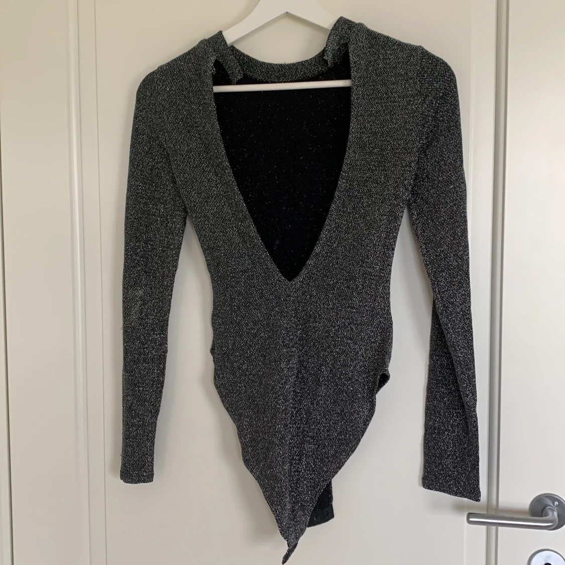 Glittrig svart body med öppen rygg - 1